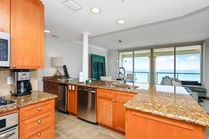 O bucătărie sau chicinetă la Beach Club Gulf Front 3B Condo - 605