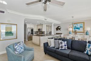 Χώρος καθιστικού στο Beach Club Gulf Front 3B Condo - 603