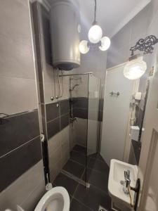 Bagno di Authentic Belgrade Centre Hostel - Only Private Rooms, Paid Parking on-site, Mandatory Reservation