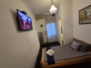 Letto o letti in una camera di Authentic Belgrade Centre Hostel - Only Private Rooms, Paid Parking on-site, Mandatory Reservation