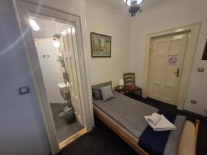 Camera piccola con letto e porta di Authentic Belgrade Centre Hostel - Only Private Rooms, Paid Parking on-site, Mandatory Reservation a Belgrado