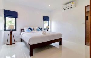 Ένα ή περισσότερα κρεβάτια σε δωμάτιο στο Janjira Villa +12 φωτογραφίες