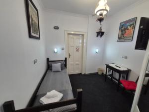 Letto o letti in una camera di Authentic Belgrade Centre Hostel - Only Private Rooms, Paid Parking on-site, Mandatory Reservation
