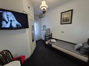 TV o dispositivi per l'intrattenimento presso Authentic Belgrade Centre Hostel - Only Private Rooms, Paid Parking on-site, Mandatory Reservation