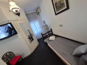 TV o dispositivi per l'intrattenimento presso Authentic Belgrade Centre Hostel - Only Private Rooms, Paid Parking on-site, Mandatory Reservation