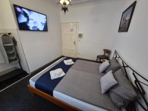 Letto o letti in una camera di Authentic Belgrade Centre Hostel - Only Private Rooms, Paid Parking on-site, Mandatory Reservation