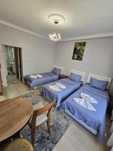 Postel nebo postele na pokoji v ubytování Taksim Millennium Suit Hotel