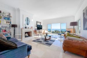Posezení v ubytování Stunning Villa with Panoramic Views of the Med