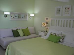 Кровать или кровати в номере Haris Hotel Apartments and Suites