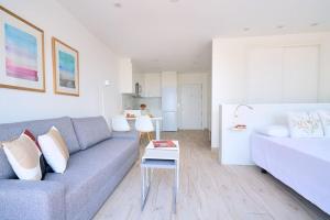 a living room with a couch and a table at OleHolidays 821 Romana Playa frente al mar in Marbella