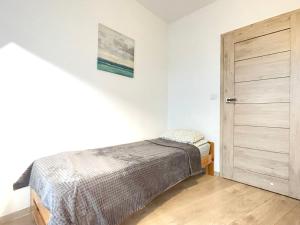 Un pat sau paturi într-o cameră la Superior Komputerowa, 4 rooms, 3 bedrooms, Airport-City train, Metro! 24h reception!