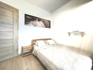 Un pat sau paturi într-o cameră la Superior Komputerowa, 4 rooms, 3 bedrooms, Airport-City train, Metro! 24h reception!