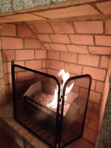 un forno di mattoni con un fuoco al suo interno di Casa Rogelio Valverde a Valverde de la Vera