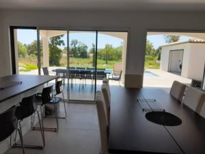 Posezení v ubytování Villa spacieuse à Zonza avec piscine privée