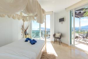 Un pat sau paturi într-o cameră la AlteArt Holiday Home +39 fotografii