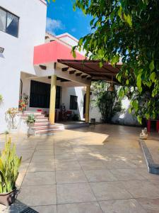 une terrasse d'une maison avec un toit rouge dans l'établissement Geranios, à Oaxaca