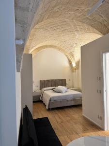 Giường trong phòng chung tại La Dimora Dell Artista LUXURY ROOM