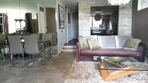 un soggiorno con divano e tavolo di Jane's Dream Apartment a San Felice del Benaco