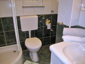 Ένα μπάνιο στο Apartments Vila Nidisa +47 φωτογραφίες