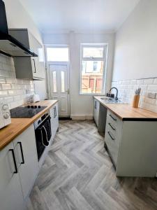 Kuchyň nebo kuchyňský kout v ubytování Charming 4-Bedroom Retreat in Blyth