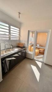 Una cama o camas en una habitación de SunSet Appart'