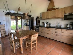 Kuchyň nebo kuchyňský kout v ubytování Villa Paradisiaque en Corse