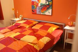 a bedroom with a bed with a colorful comforter at Fewo Art City-Studio Kassel 1, modern, voll ausgestattet, zentrale Innenstadtlage, ruhiges Schlafzimmer, Balkon in Kassel