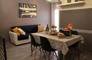 een woonkamer met een tafel en een bank bij Luxury Home Keops in Catania