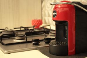 een rode mixer op een fornuis bij Luxury Home Keops in Catania +15 foto's