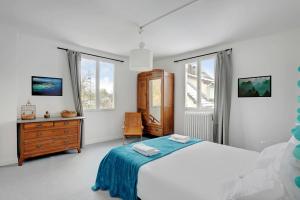 a bedroom with a bed and a dresser and windows at Le Bellevue - Maison 6 pers - Jardin - Disney in Le Plessis-Trévise