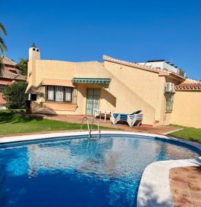 Bazén v ubytování Marbella Villas nebo v jeho okolí