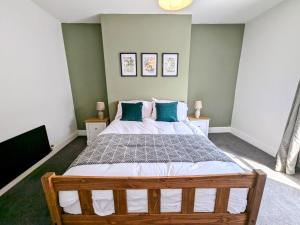 Postel nebo postele na pokoji v ubytování Charming 4-Bedroom Retreat in Blyth + 6 fotografií