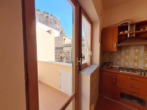 A kitchen or kitchenette at Mirèa Apartment by Casa in mente Még 21 kép