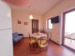 A television and/or entertainment centre at Mirèa Apartment by Casa in mente