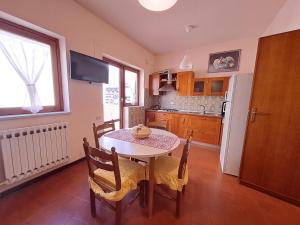 Kuchyňa alebo kuchynka v ubytovaní Mirèa Apartment by Casa in mente