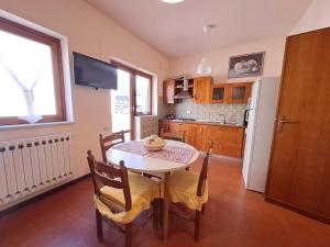 Kuchyňa alebo kuchynka v ubytovaní Mirèa Apartment by Casa in mente