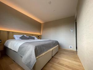 Ένα ή περισσότερα κρεβάτια σε δωμάτιο στο Yamaemi, Spacious luxury chalet 5br, onsen bath