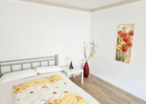 a bedroom with a bed and a painting on the wall at Ferienwohnung Zur Kasselburg in Pelm