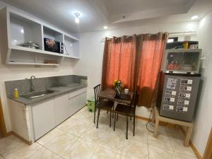 Kuchyň nebo kuchyňský kout v ubytování Sunmiles Condominium - 2BR unit M26