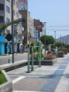 una calle urbana vacía con edificios y una calle en Hospedaje Escorpio, en Lima
