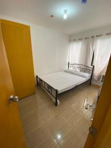 Postel nebo postele na pokoji v ubytování Sunmiles Condominium - 2BR unit M26