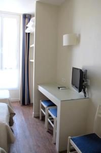 Телевізор і / або розважальний центр в Hotel Le Havre Bleu