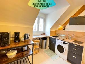 Il comprend une cuisine équipée d'un évier et d'un lave-linge/sèche-linge. dans l'établissement Le Corneille - Idéal Pros & Couples - Centre historique - À pied Château 5min-Gare 10min - Au calme - Fibre - Parking du Château gratuit 5min à pied, à Compiègne