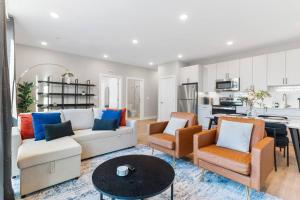 Η κουζίνα ή μικρή κουζίνα στο Stunning 1-BD - City Views - Near Fishtown +24 φωτογραφίες