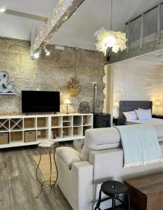 a living room with a couch and a tv at Espáciate in Nigrán