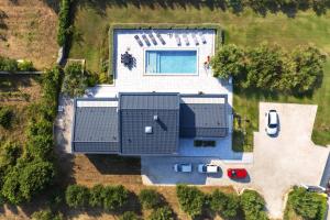 Bazén v ubytovaní Martincic residence - 5 stars luxury with pool heating on 4000m2 alebo v jeho blízkosti