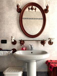 A bathroom at Dolce Ricordo, locazione turistica