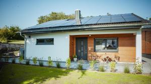 NettersheimFerienhaus Eifeltoni的屋顶装有太阳能电池板的房子