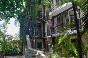 un hombre parado en el balcón de un edificio en Siesta Fiesta Hotel Adults Only - 5th Avenue, en Playa del Carmen