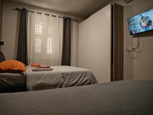 A bed or beds in a room at Fabio Haus Trieste Még 8 kép